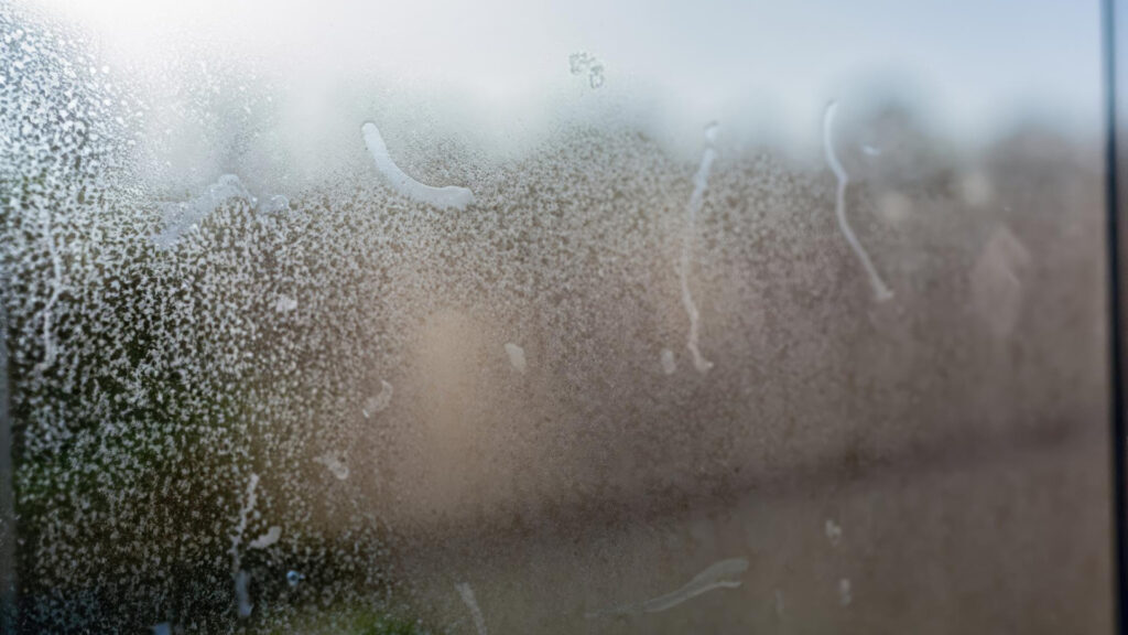 Comprendre la condensation sur les vitres de votre maison