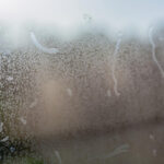 Comprendre la condensation sur les vitres de votre maison