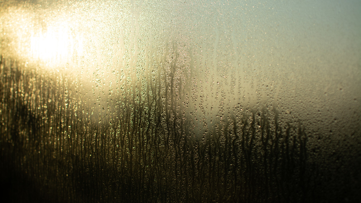 De la condensation sur une fenetre de maison